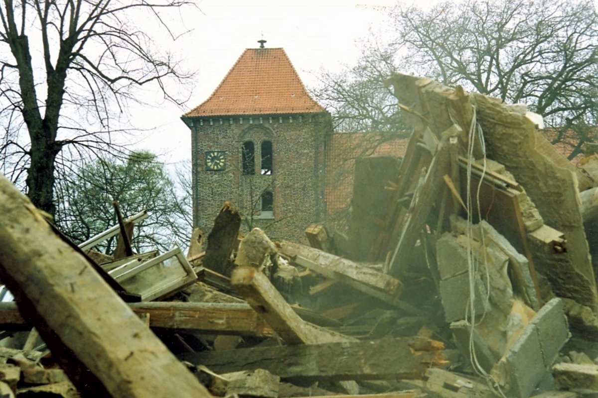 Abriss Hotel Lensahn – nur die Frontmauer bleibt erhalten (1991)