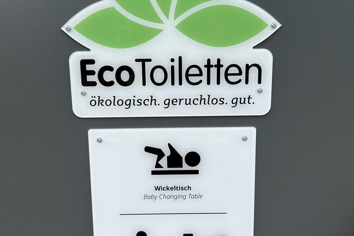 Schild mit Hinweis Eco Toiletten